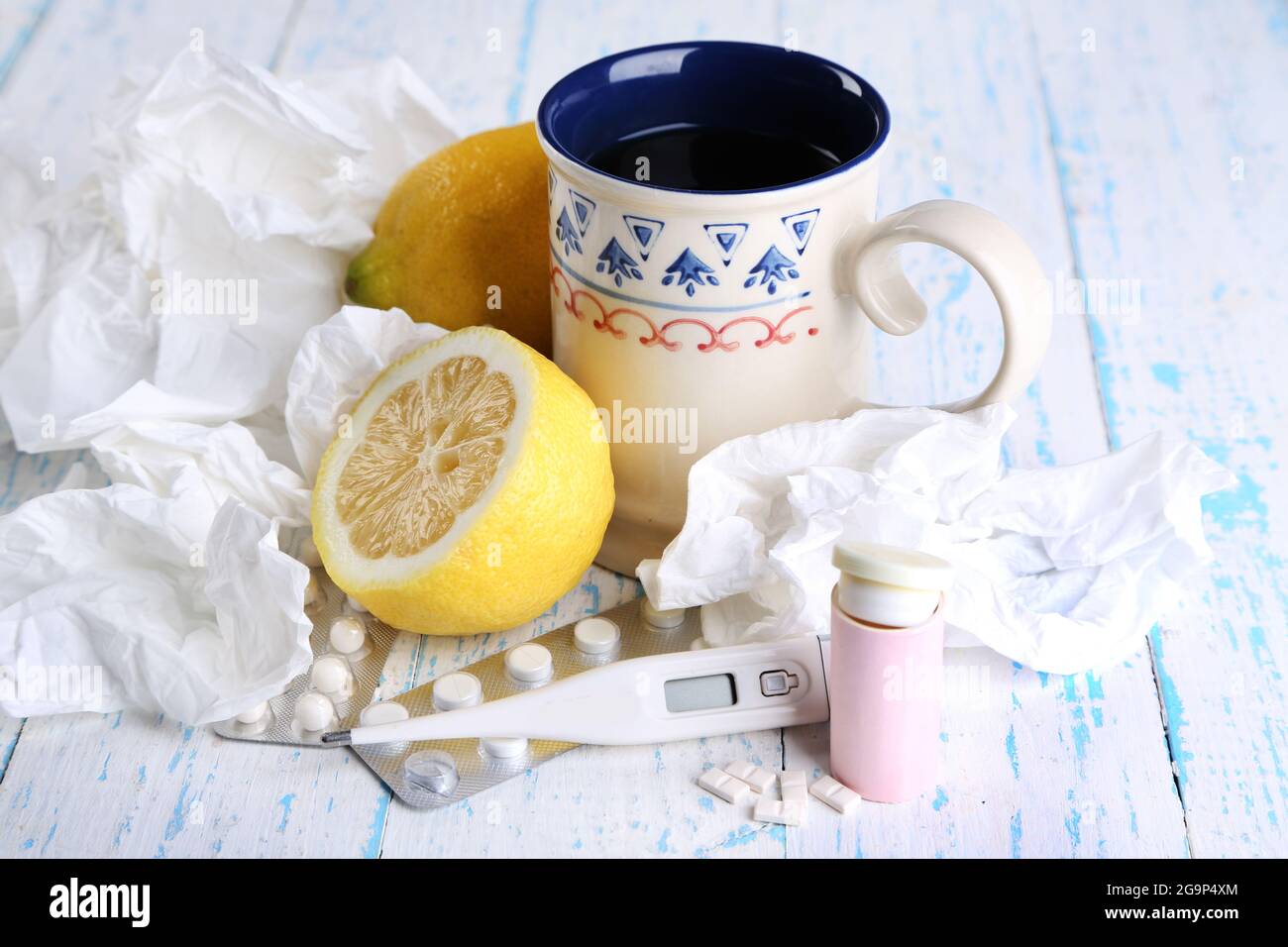 Tè caldo per raffreddori, pillole e fazzoletti da tavolo da primo piano  Foto stock - Alamy