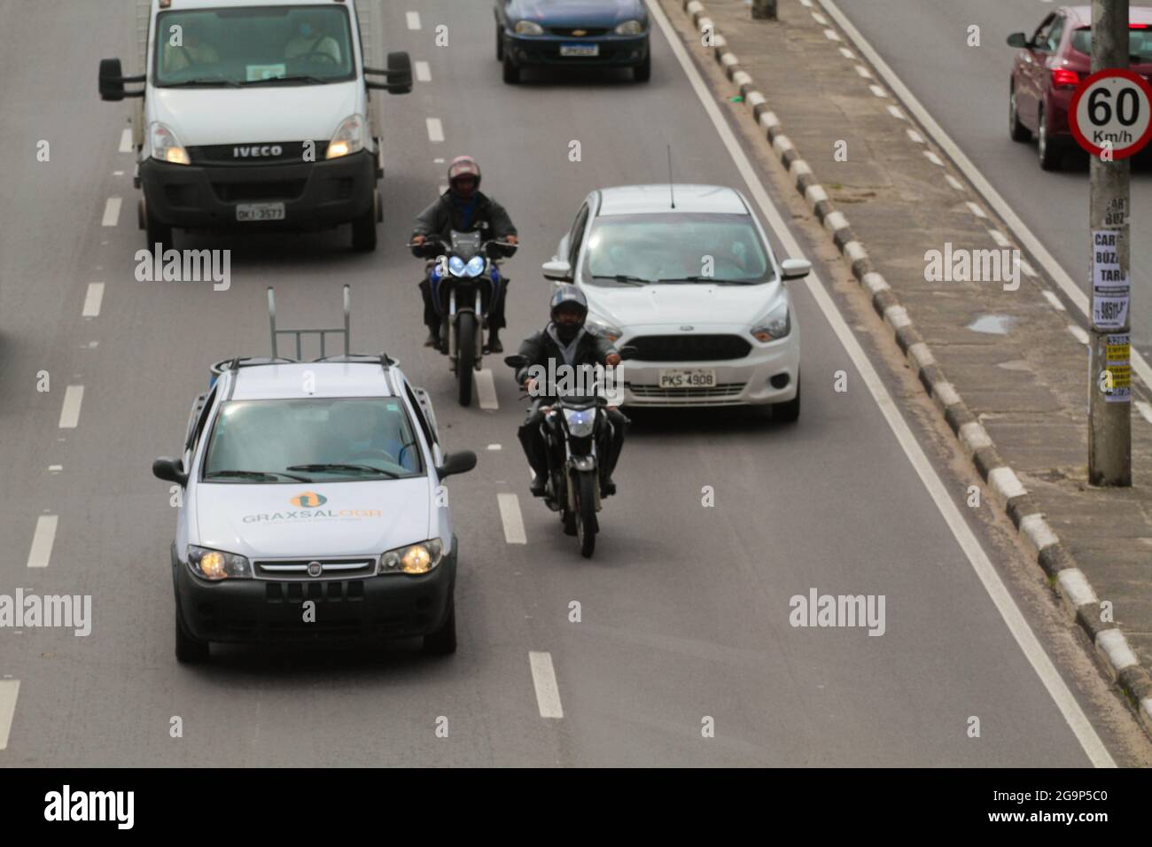 Lauro De Freitas, Brasile. 27 luglio 2021. In questo giorno si celebra la Giornata del motociclista (27). Questa mattina, intenso movimento di moto su Estrada do Coco, in Lauro de Freitas, (BA). Nella foto, motociclista, passando per Estrada do Coco, nei pressi di Maxi Supermercados. Credit: Mauro Akiin Nassor/FotoArena/Alamy Live News Foto Stock