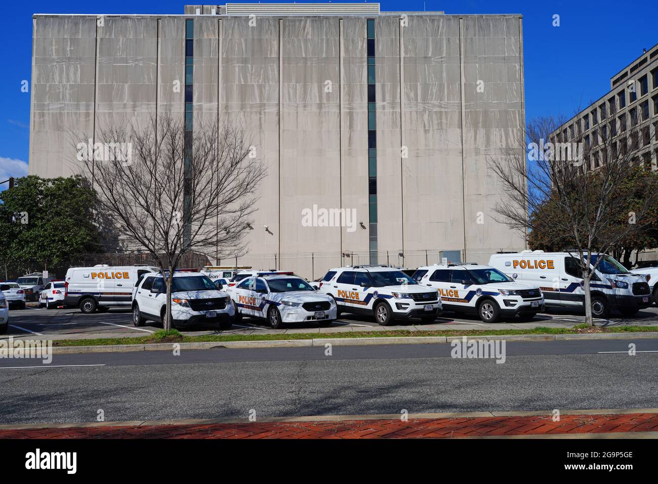 WASHINGTON, DC -2 Apr 2021- Vista delle auto della polizia del Campidoglio degli Stati Uniti vicino all'edificio del Campidoglio degli Stati Uniti, sede del Congresso degli Stati Uniti. Foto Stock