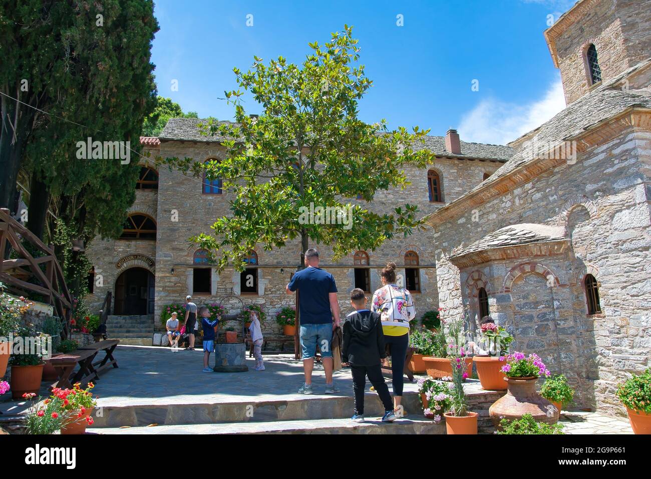 SKIATHOS, GRECIA - 15 giugno 2021: Monastero bizantino in pietra. Monastero di Evangelistria ('Maestria dell'Annunciazione'), isola di Skiathos, Sporadi del Nord Foto Stock