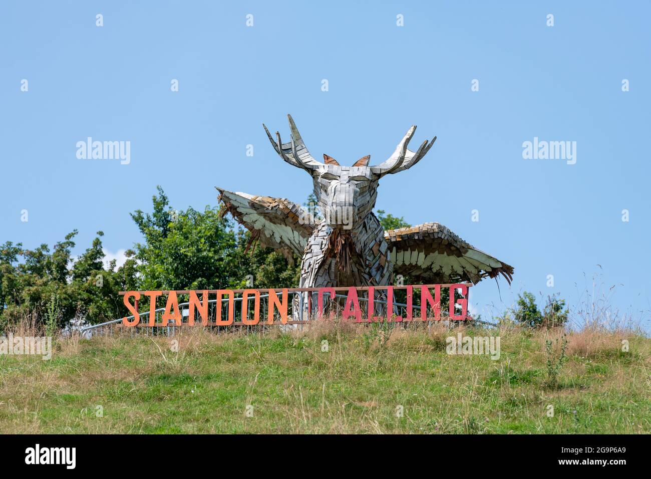 Standon, Hertfordshire Regno Unito. 22 luglio 2021. Una scultura e un cartello allo Standon Calling Music Festival che si terrà questo fine settimana. È uno dei fi Foto Stock Standon, Hertfordshire Regno Unito. 22 luglio 2021. Una scultura e un cartello allo Standon Calling Music Festival che si terrà questo fine settimana. È uno dei fi Foto Stock