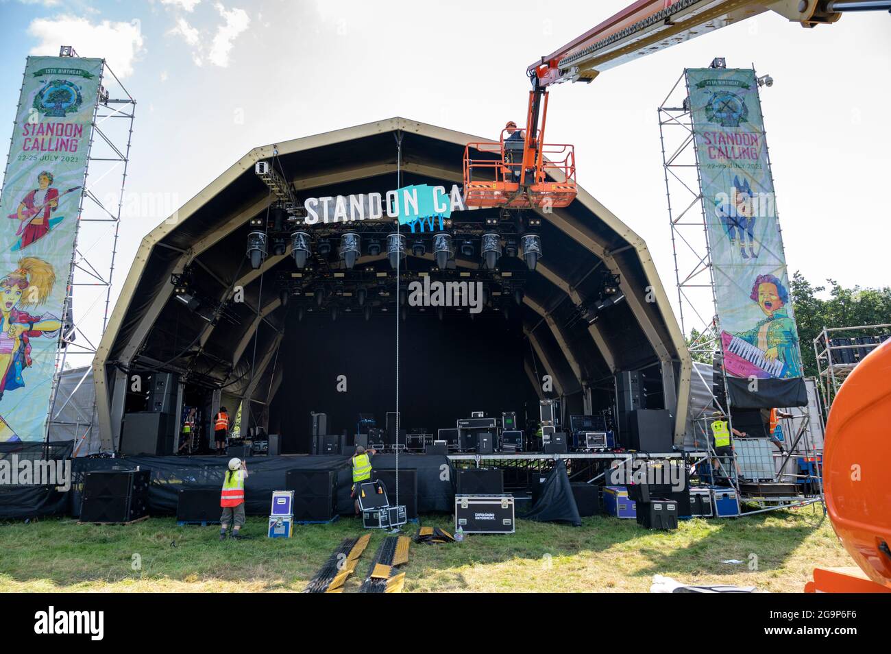Standon, Hertfordshire Regno Unito. 22 luglio 2021. Gli uomini installano il cartello sul palco principale del festival musicale Standon Calling che si terrà questo fine settimana. IO Foto Stock Standon, Hertfordshire Regno Unito. 22 luglio 2021. Gli uomini installano il cartello sul palco principale del festival musicale Standon Calling che si terrà questo fine settimana. IO Foto Stock
