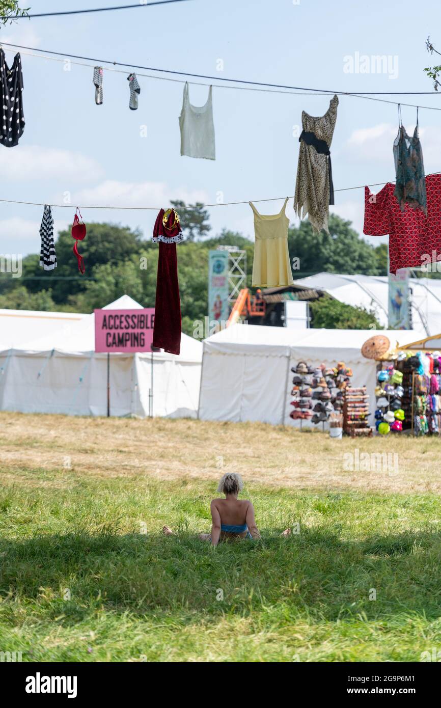 Standon, Hertfordshire Regno Unito. 22 luglio 2021. La gente arriva al festival musicale Standon Calling che si terrà questo fine settimana. È uno dei primi fes Foto Stock Standon, Hertfordshire Regno Unito. 22 luglio 2021. La gente arriva al festival musicale Standon Calling che si terrà questo fine settimana. È uno dei primi fes Foto Stock