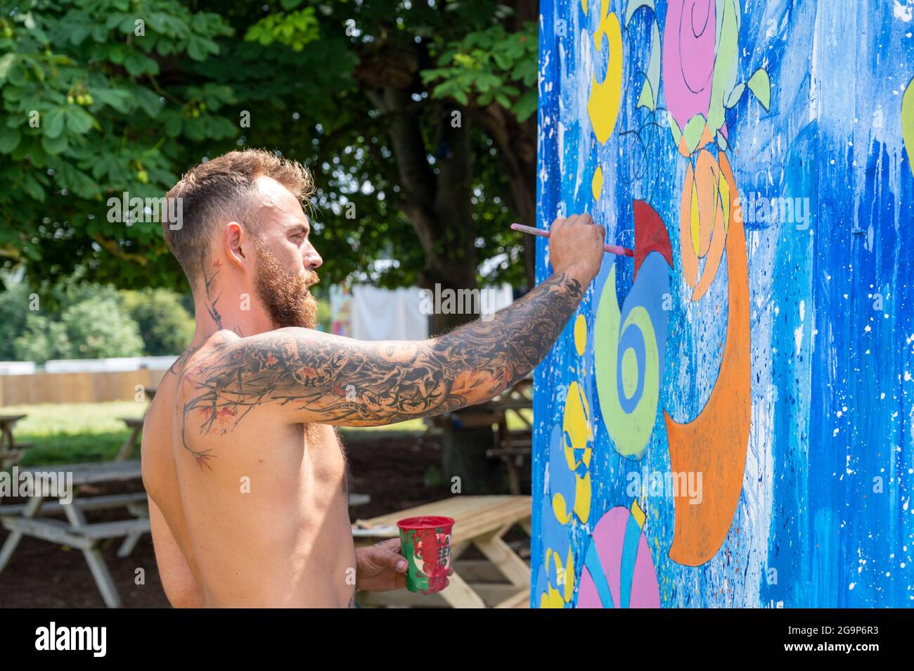 Standon, Hertfordshire Regno Unito. 22 luglio 2021. Uno stallholder effettua i preparativi finali allo Standon Calling Music Festival che si terrà questo fine settimana. IO Foto Stock Standon, Hertfordshire Regno Unito. 22 luglio 2021. Uno stallholder effettua i preparativi finali allo Standon Calling Music Festival che si terrà questo fine settimana. IO Foto Stock