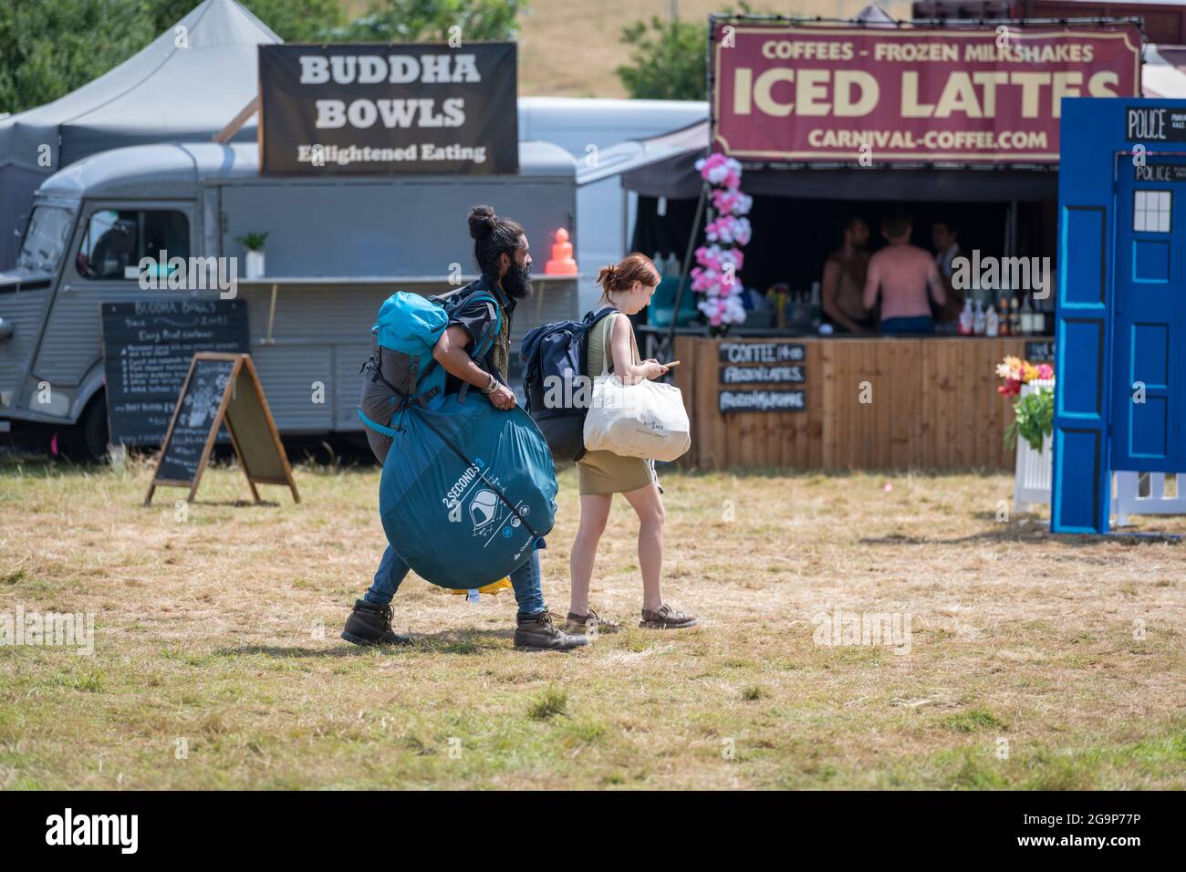 Standon, Hertfordshire Regno Unito. 22 luglio 2021. La gente arriva al festival musicale Standon Calling che si terrà questo fine settimana. È uno dei primi fes Foto Stock Standon, Hertfordshire Regno Unito. 22 luglio 2021. La gente arriva al festival musicale Standon Calling che si terrà questo fine settimana. È uno dei primi fes Foto Stock