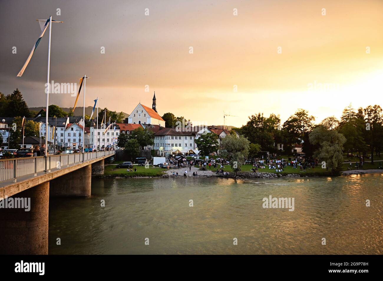 Bad Tölz al tramonto con bella luce dorata Foto Stock