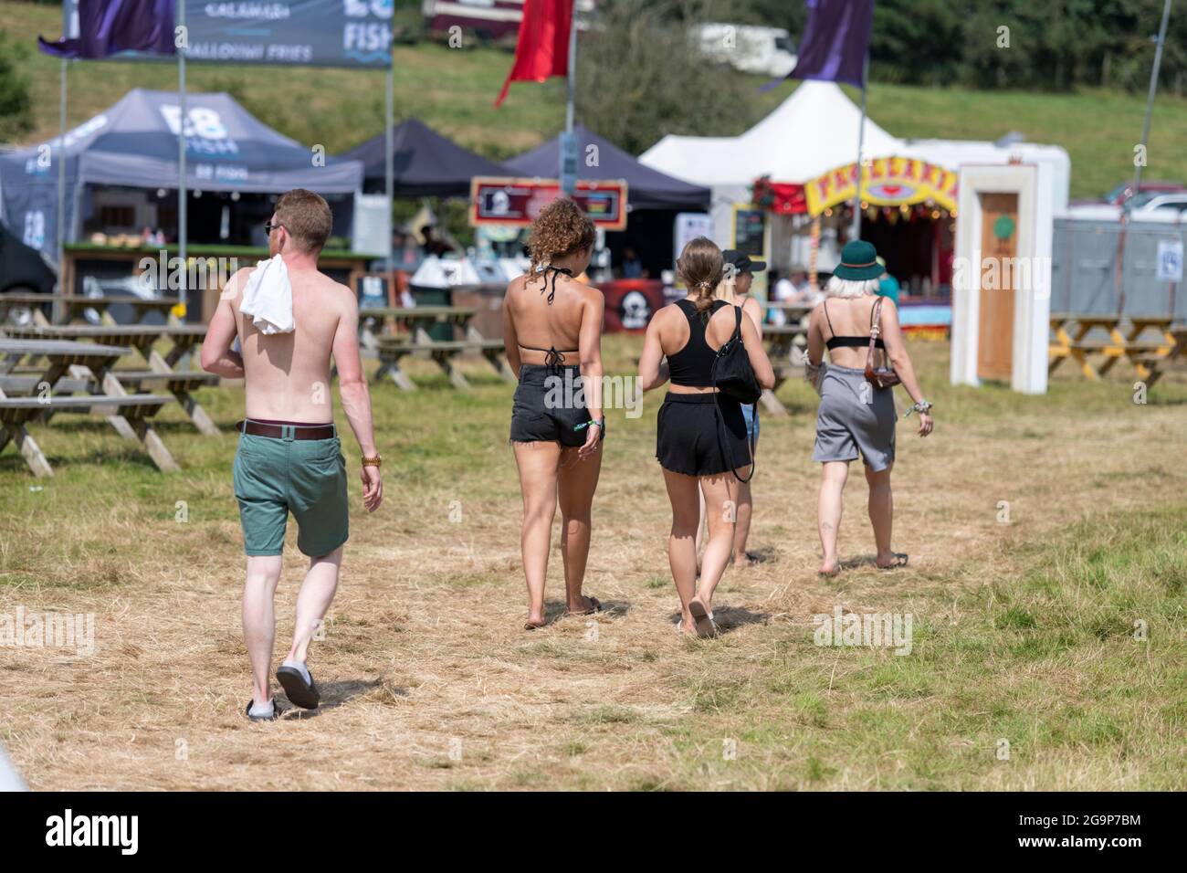 Standon, Hertfordshire Regno Unito. 22 luglio 2021. La gente arriva al festival musicale Standon Calling che si terrà questo fine settimana. È uno dei primi fes Foto Stock Standon, Hertfordshire Regno Unito. 22 luglio 2021. La gente arriva al festival musicale Standon Calling che si terrà questo fine settimana. È uno dei primi fes Foto Stock
