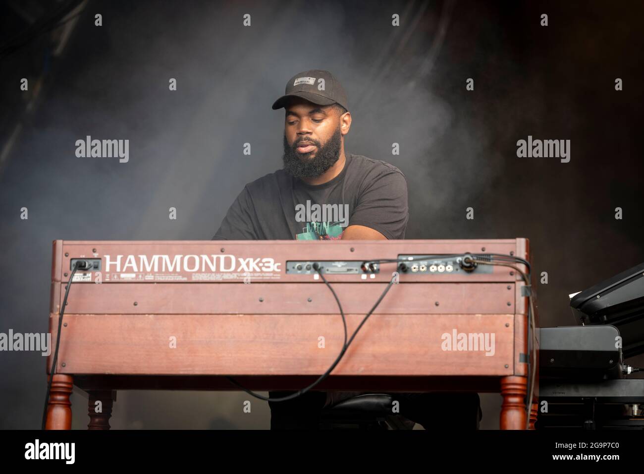 Michael Patrick tastierista nella band Jake Bugg al festival musicale Standon Calling 2021 Hertfordshire UK Foto Stock