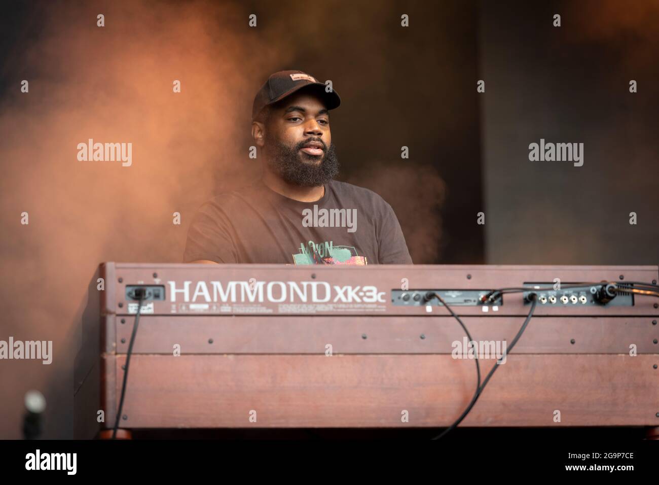 Michael Patrick tastierista nella band Jake Bugg al festival musicale Standon Calling 2021 Hertfordshire UK Foto Stock