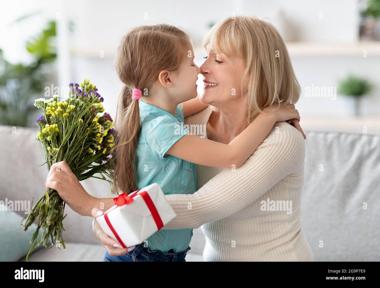 Bambina che festeggia la vacanza, salutando la nonna Foto Stock