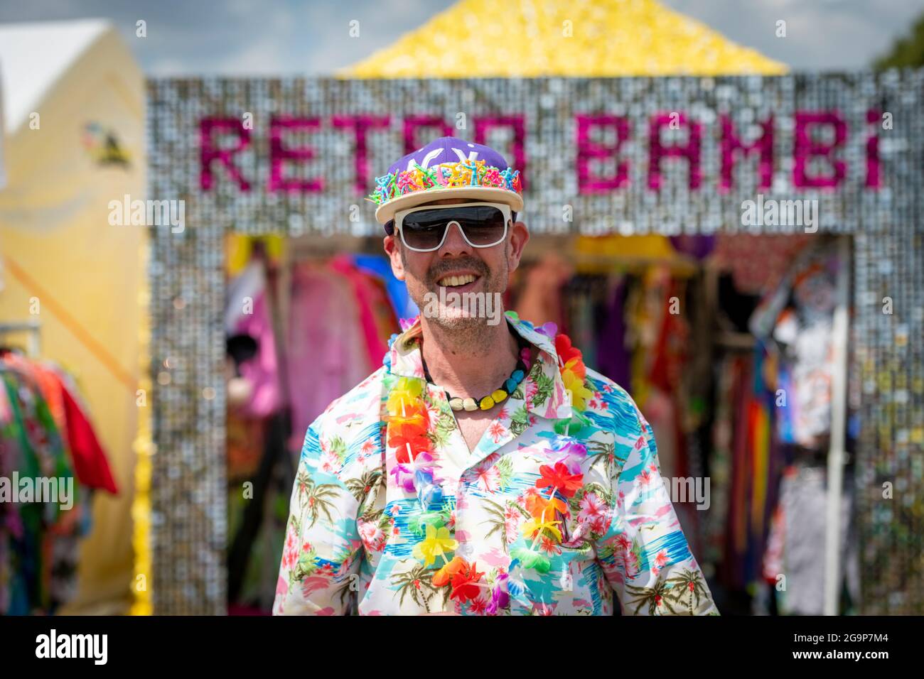Standon, Hertfordshire Regno Unito. 22 luglio 2021. Uno stallholder attende i primi clienti al festival musicale Standon Calling che si terrà questo fine settimana. Foto Stock Standon, Hertfordshire Regno Unito. 22 luglio 2021. Uno stallholder attende i primi clienti al festival musicale Standon Calling che si terrà questo fine settimana. Foto Stock