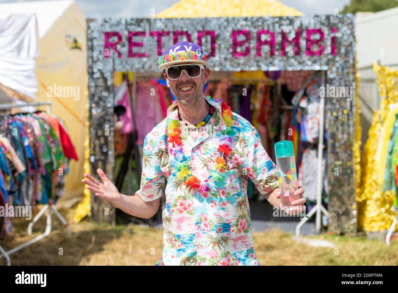 Standon, Hertfordshire Regno Unito. 22 luglio 2021. Uno stallholder attende i primi clienti al festival musicale Standon Calling che si terrà questo fine settimana. Foto Stock Standon, Hertfordshire Regno Unito. 22 luglio 2021. Uno stallholder attende i primi clienti al festival musicale Standon Calling che si terrà questo fine settimana. Foto Stock