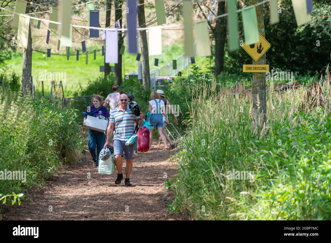 Standon, Hertfordshire Regno Unito. 22 luglio 2021. La gente arriva al festival musicale Standon Calling che si terrà questo fine settimana. È uno dei primi fes Foto Stock Standon, Hertfordshire Regno Unito. 22 luglio 2021. La gente arriva al festival musicale Standon Calling che si terrà questo fine settimana. È uno dei primi fes Foto Stock
