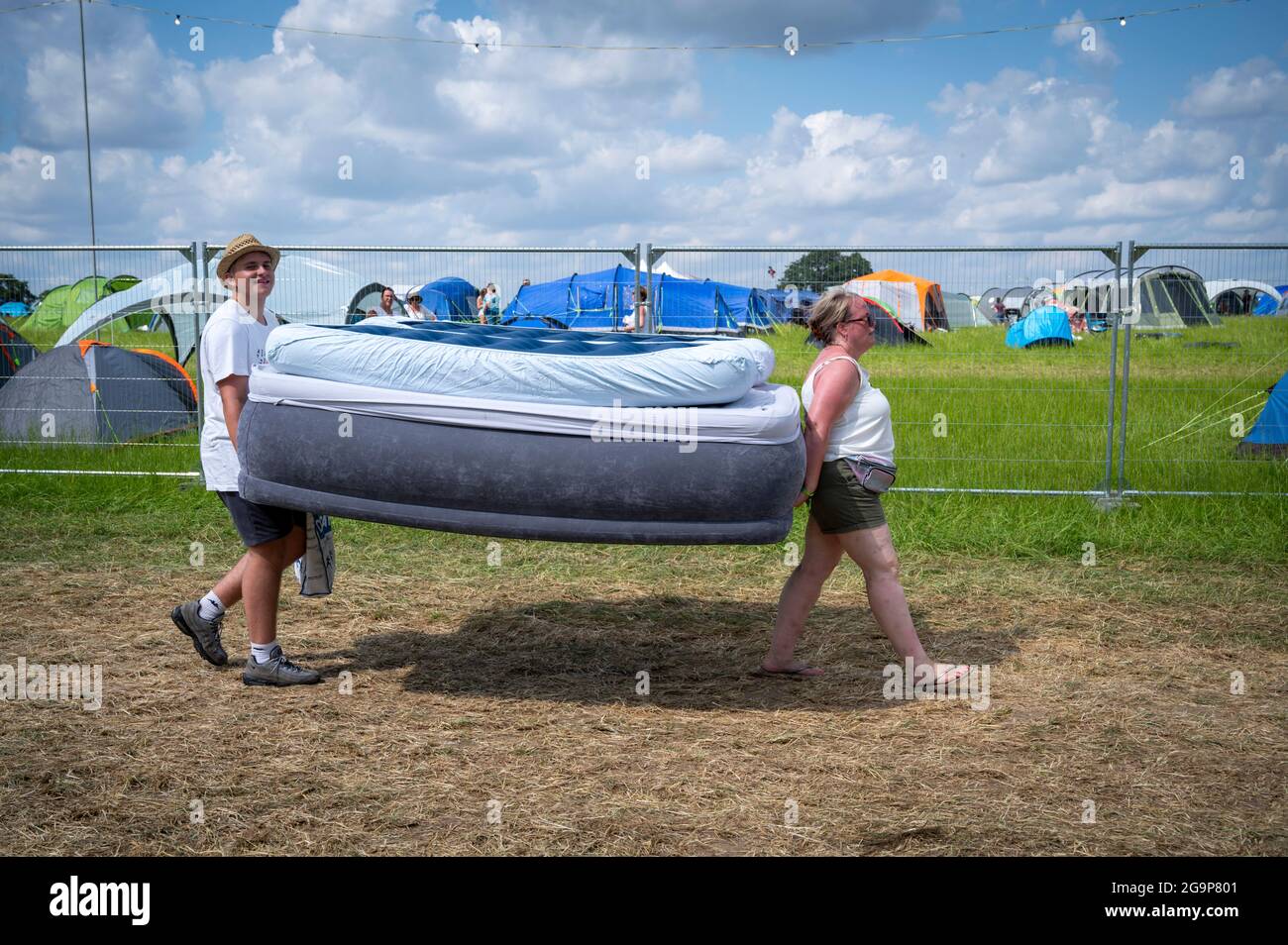 Standon, Hertfordshire Regno Unito. 22 luglio 2021. La gente arriva pronta per il campeggio al festival musicale Standon Calling che si terrà questo fine settimana. È acceso Foto Stock Standon, Hertfordshire Regno Unito. 22 luglio 2021. La gente arriva pronta per il campeggio al festival musicale Standon Calling che si terrà questo fine settimana. È acceso Foto Stock