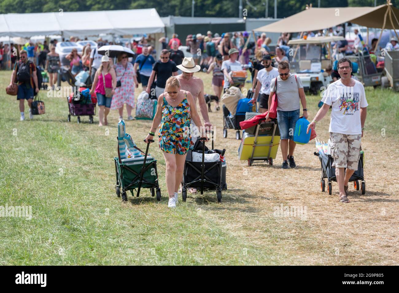 Standon, Hertfordshire Regno Unito. 22 luglio 2021. La gente arriva al festival musicale Standon Calling che si terrà questo fine settimana. È uno dei primi fes Foto Stock Standon, Hertfordshire Regno Unito. 22 luglio 2021. La gente arriva al festival musicale Standon Calling che si terrà questo fine settimana. È uno dei primi fes Foto Stock