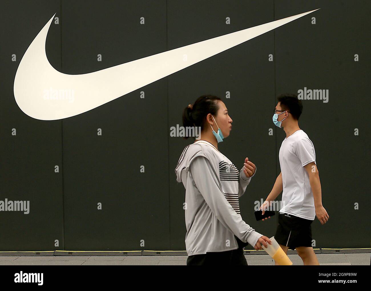 Pechino, Cina. 27 luglio 2021. La passeggiata cinese passa davanti a un  nuovo showroom Nike nel centro di Pechino, martedì 27 luglio 2021.  Un'azienda cinese che produce scarpe da ginnastica per Nike