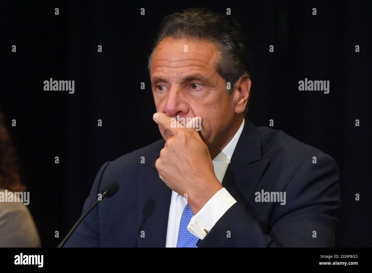 Il governatore Andrew Cuomo tiene una conferenza stampa allo Yankee Stadium di New York. Il governatore Andrew M. Cuomo annuncia lo stanziamento di 15 milioni di dollari da t. Foto Stock