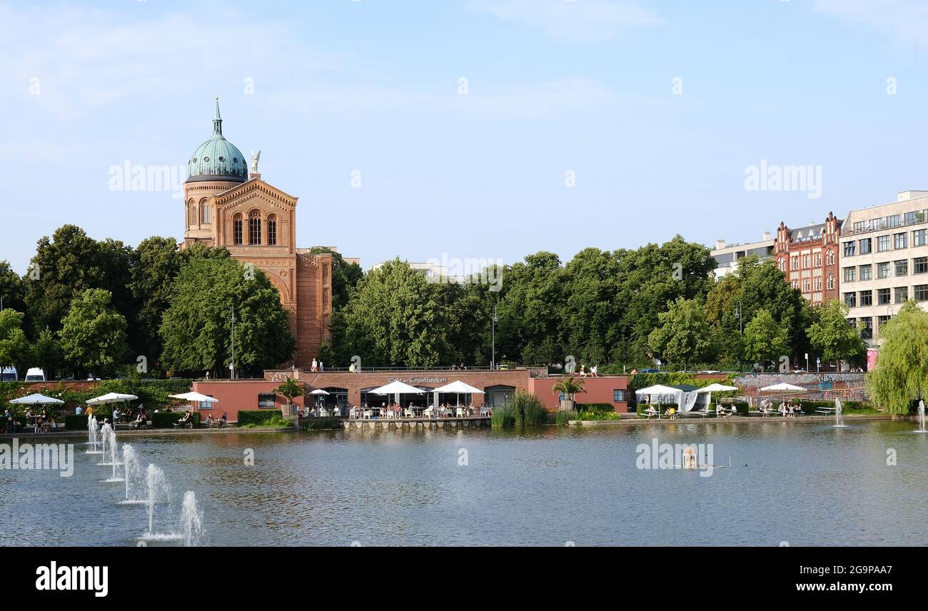 Berlino, Germania, 13 luglio 2021, vista sul bacino dell'Angelo fino alla Chiesa di San Michele Foto Stock