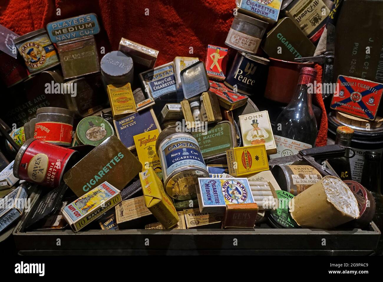 Raccolta di scatole inglesi della seconda guerra mondiale e lattine con sigarette, tabacco e partite distribuite ai soldati alleati durante la seconda guerra mondiale Foto Stock