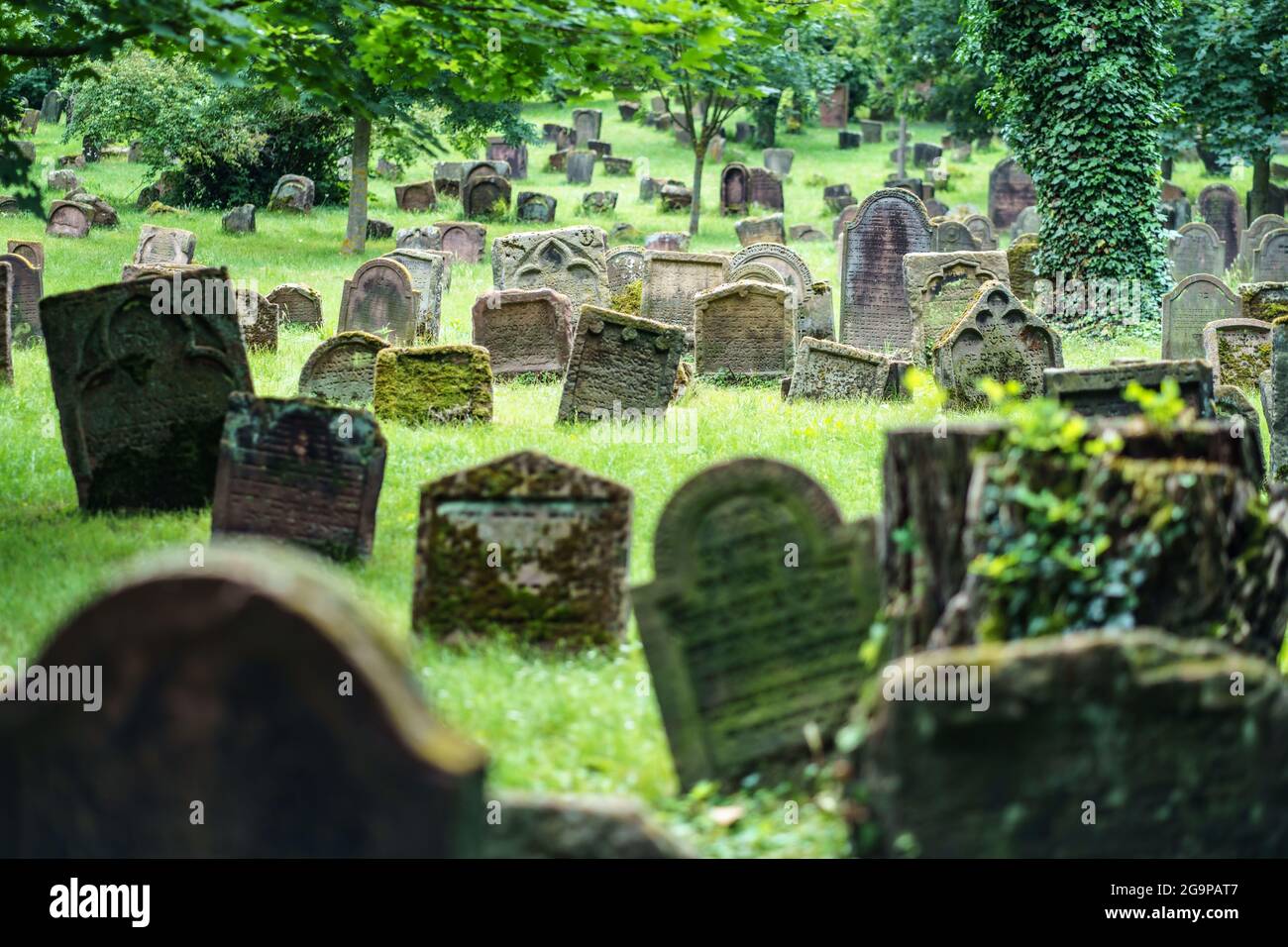 Worm, Germania. 27 luglio 2021. Numerose lapidi si trovano nel cimitero di 'Santa sabbia'. Il più antico cimitero ebraico d'Europa ha circa 2000 tombe. Per la prima volta, l'UNESCO ha designato i beni culturali ebraici in Germania come siti Patrimonio dell'Umanità, con l'ambito premio destinato ai cosiddetti siti Schum di Magonza, Worms e Speyer come culla dell'ebraismo europeo. Credit: Frank Rumpenhorst/dpa/Alamy Live News Foto Stock