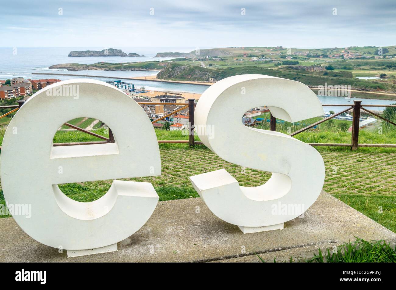 SUANCES, SPAGNA - 6 LUGLIO 2021: Le ultime due lettere del segno con il nome di Suances situate in un punto di vista di fronte alla confluenza dell'estu Foto Stock