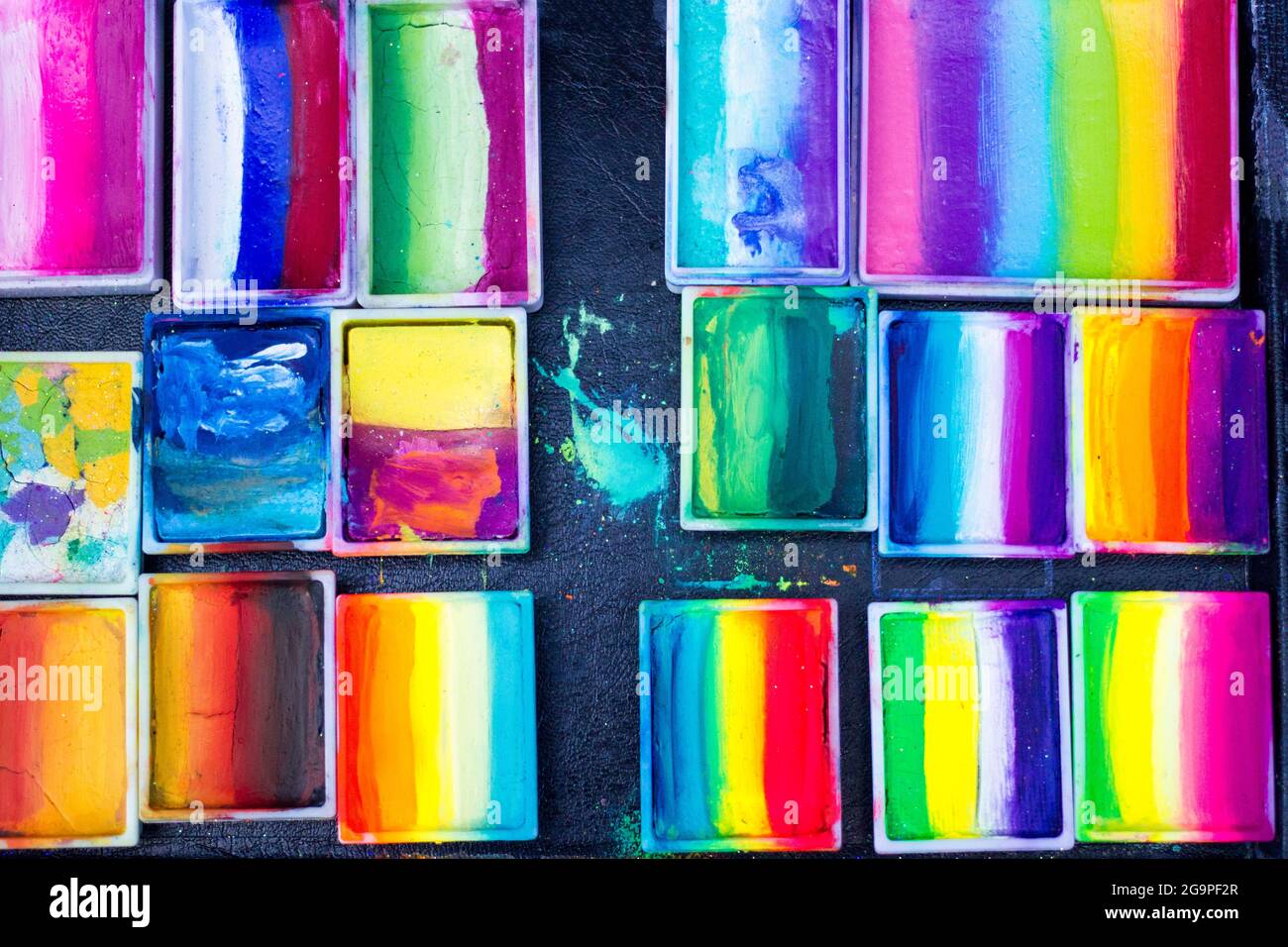 Set di vernici professionali multicolore per disegnare sul viso, primo piano Foto Stock