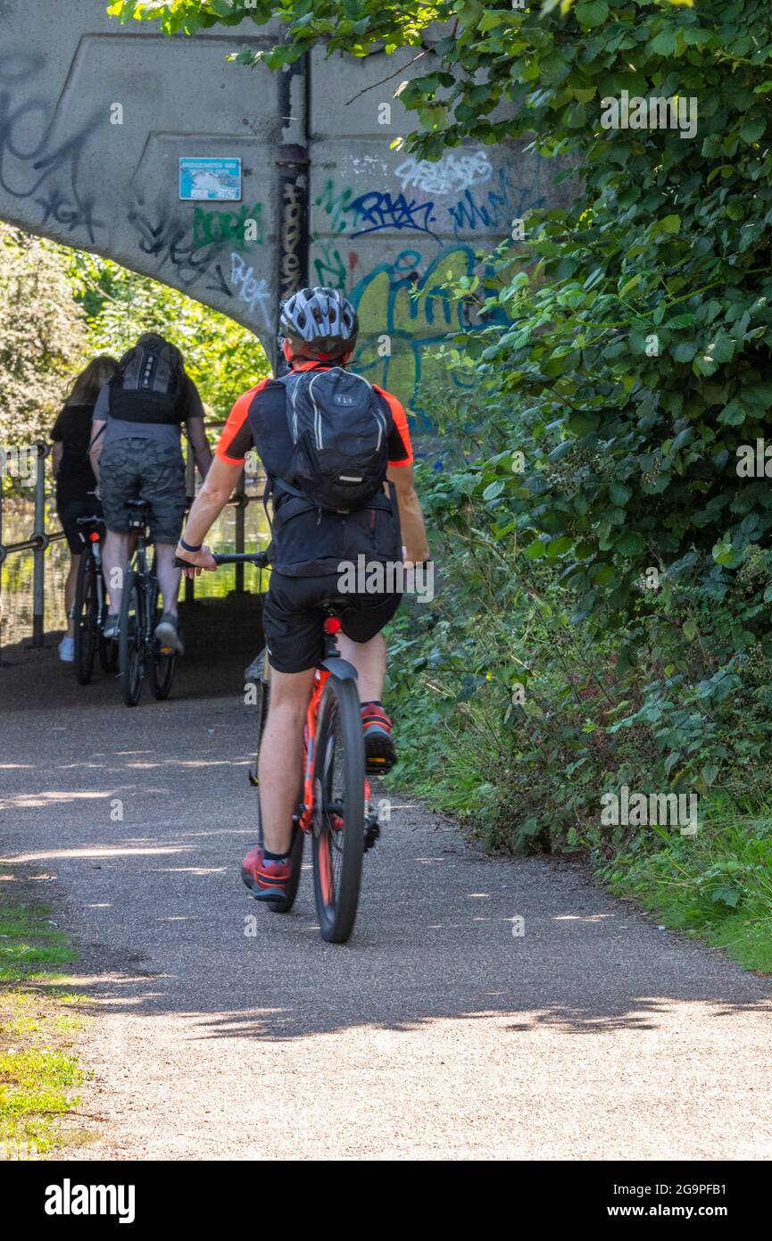 uomo in bicicletta lungo il sentiero del canale bridgewater in vendita  greater manchester, ciclista, ciclista, sport e fitness, in bicicletta Foto  stock - Alamy