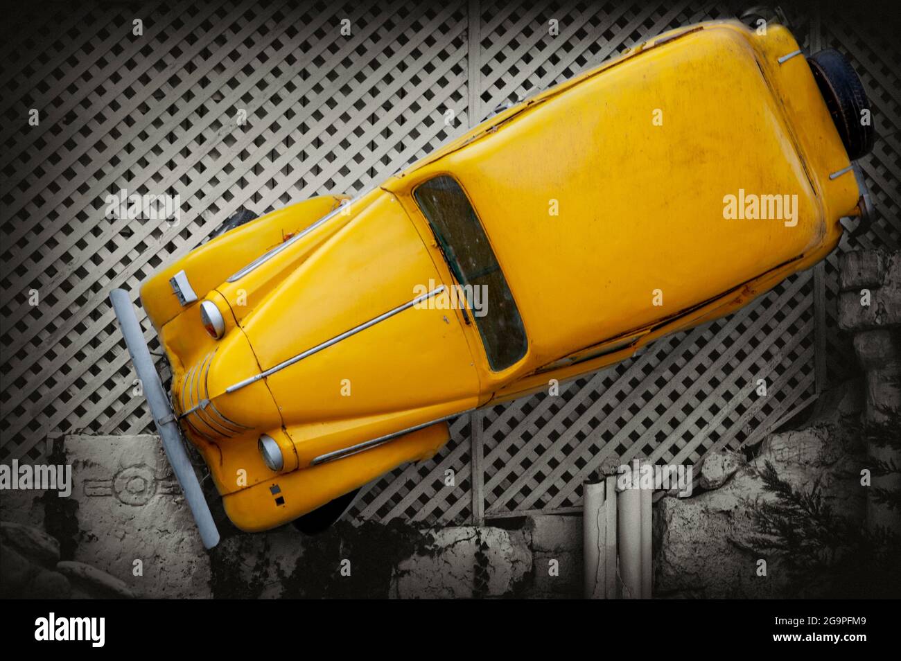 Auto retro. Auto d'epoca gialla di lusso su sfondo bianco e nero. Foto Stock