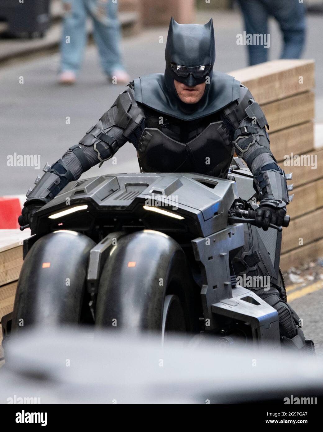 Glasgow, Scozia, Regno Unito. 27 luglio 2021. NELLA FOTO: Scene del nuovo film The Flash che mostra batman stunt double sul set del film nel centro di Glasgow City Centre. Il nuovo campione d'incassi di Hollywood ha scelto il Glasgow City Centre per i suoi edifici dall'aspetto americano. Credit: Colin Fisher/Alamy Live News Foto Stock