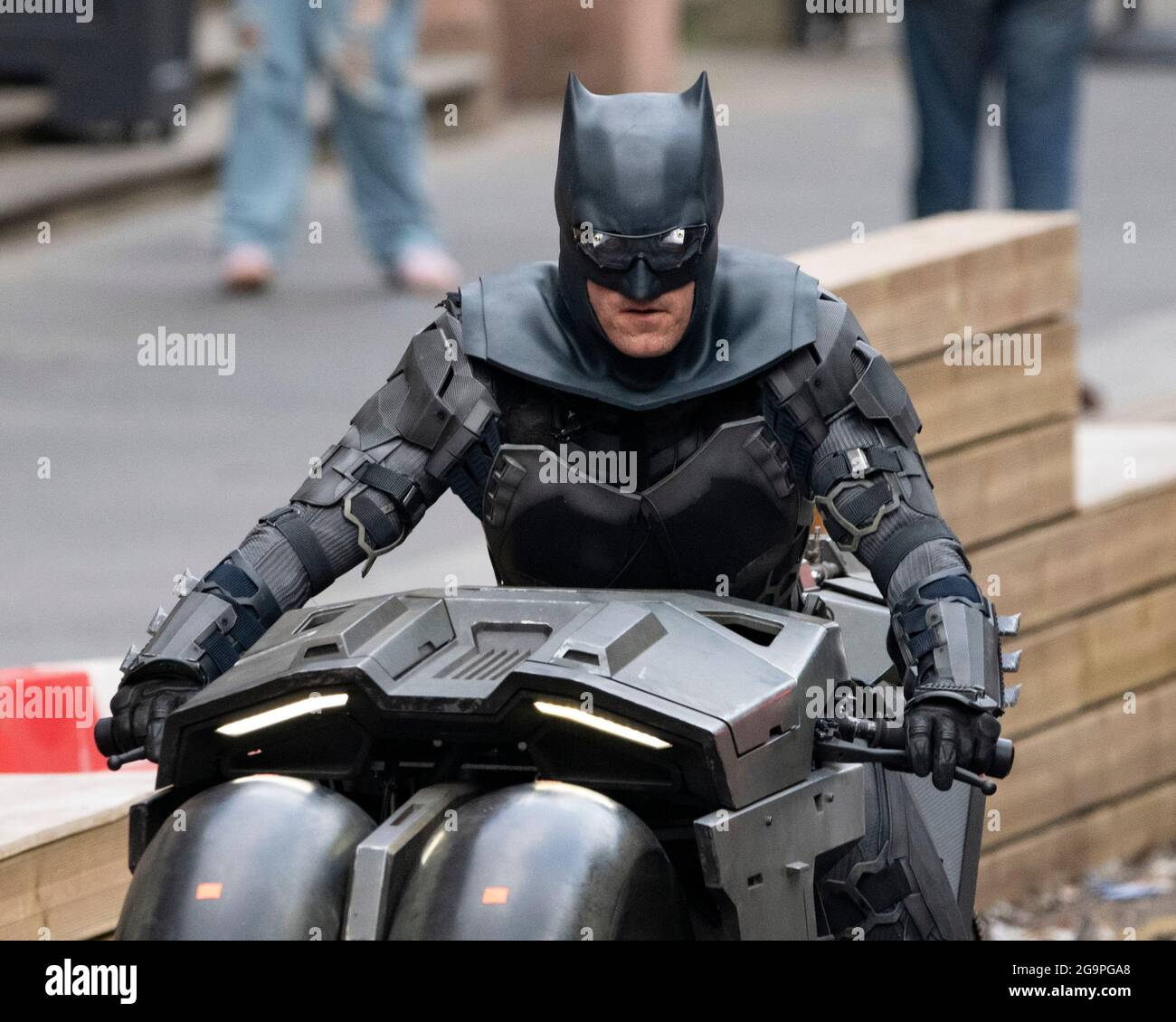 Glasgow, Scozia, Regno Unito. 27 luglio 2021. NELLA FOTO: Scene del nuovo film The Flash che mostra batman stunt double sul set del film nel centro di Glasgow City Centre. Il nuovo campione d'incassi di Hollywood ha scelto il Glasgow City Centre per i suoi edifici dall'aspetto americano. Credit: Colin Fisher/Alamy Live News Foto Stock