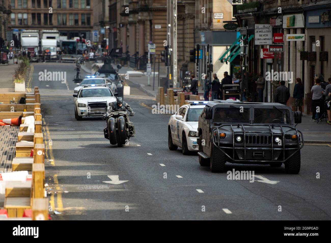 Glasgow, Scozia, Regno Unito. 27 luglio 2021. NELLA FOTO: Scene del nuovo film The Flash che mostra batman stunt double sul set del film nel centro di Glasgow City Centre. Il nuovo campione d'incassi di Hollywood ha scelto il Glasgow City Centre per i suoi edifici dall'aspetto americano. Credit: Colin Fisher/Alamy Live News Foto Stock