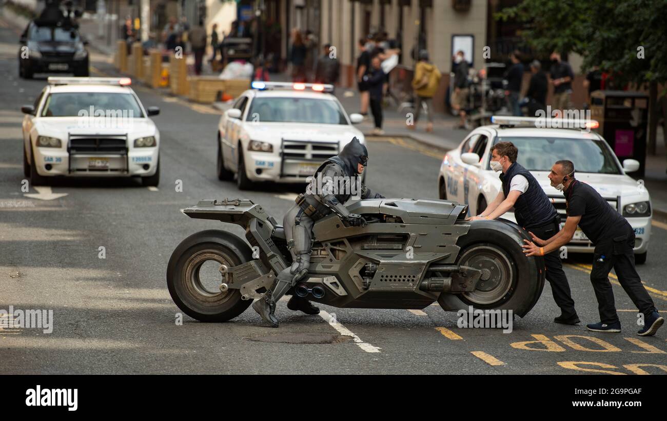 Glasgow, Scozia, Regno Unito. 27 luglio 2021. NELLA FOTO: Scene del nuovo film The Flash che mostra batman stunt double sul set del film nel centro di Glasgow City Centre. Il nuovo campione d'incassi di Hollywood ha scelto il Glasgow City Centre per i suoi edifici dall'aspetto americano. Credit: Colin Fisher/Alamy Live News Foto Stock