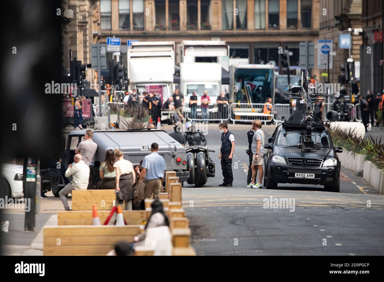 Glasgow, Scozia, Regno Unito. 27 luglio 2021. NELLA FOTO: Scene del nuovo film The Flash che mostra batman stunt double sul set del film nel centro di Glasgow City Centre. Il nuovo campione d'incassi di Hollywood ha scelto il Glasgow City Centre per i suoi edifici dall'aspetto americano. Credit: Colin Fisher/Alamy Live News Foto Stock