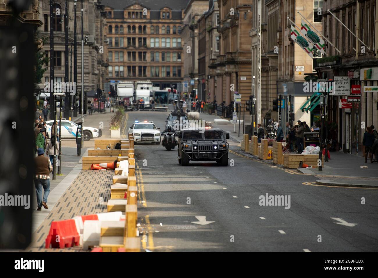 Glasgow, Scozia, Regno Unito. 27 luglio 2021. NELLA FOTO: Scene del nuovo film The Flash che mostra batman stunt double sul set del film nel centro di Glasgow City Centre. Il nuovo campione d'incassi di Hollywood ha scelto il Glasgow City Centre per i suoi edifici dall'aspetto americano. Credit: Colin Fisher/Alamy Live News Foto Stock