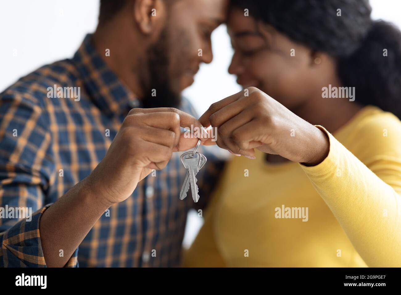 Happy Romantic sposi neri tenere le chiavi dalla loro nuova casa, Closeup Shot Foto Stock