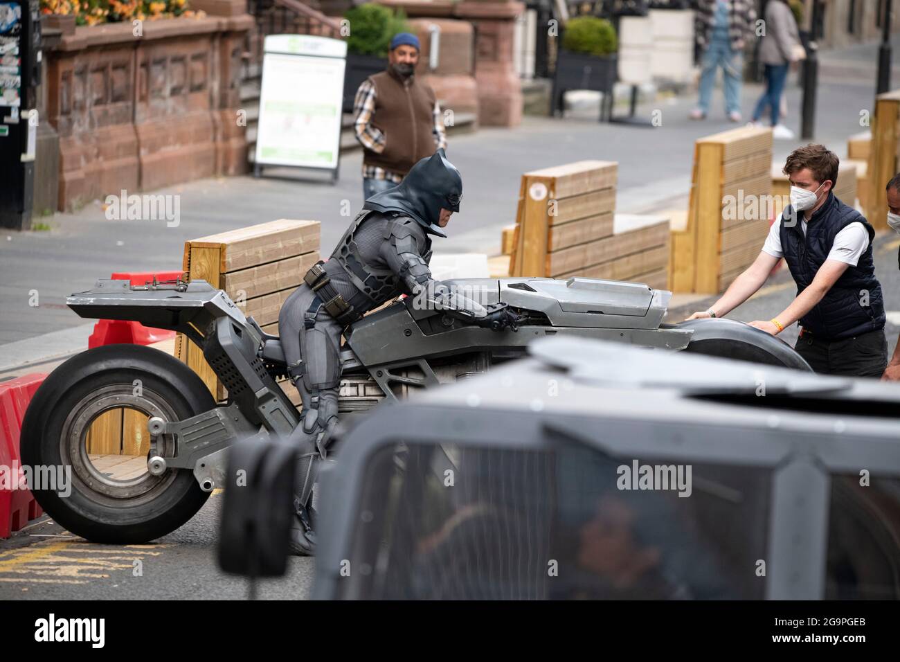 Glasgow, Scozia, Regno Unito. 27 luglio 2021. NELLA FOTO: Scene del nuovo film The Flash che mostra batman stunt double sul set del film nel centro di Glasgow City Centre. Il nuovo campione d'incassi di Hollywood ha scelto il Glasgow City Centre per i suoi edifici dall'aspetto americano. Credit: Colin Fisher/Alamy Live News Foto Stock