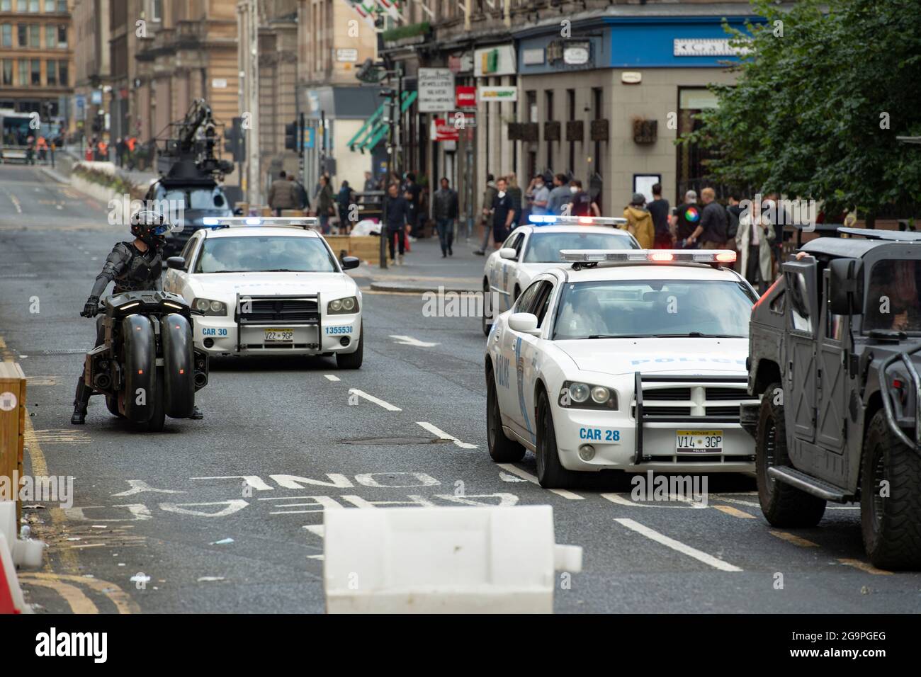 Glasgow, Scozia, Regno Unito. 27 luglio 2021. NELLA FOTO: Scene del nuovo film The Flash che mostra batman stunt double sul set del film nel centro di Glasgow City Centre. Il nuovo campione d'incassi di Hollywood ha scelto il Glasgow City Centre per i suoi edifici dall'aspetto americano. Credit: Colin Fisher/Alamy Live News Foto Stock