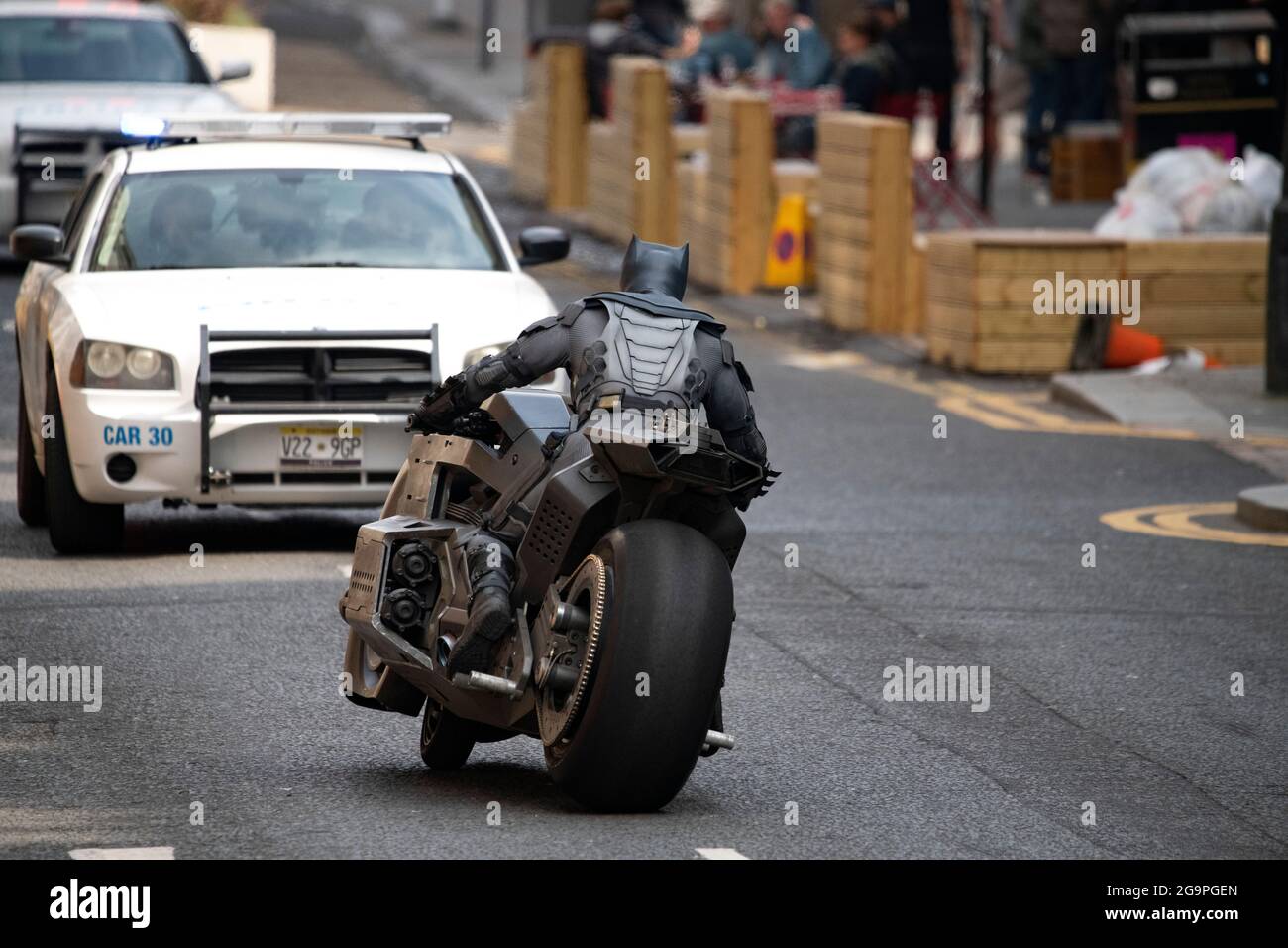 Glasgow, Scozia, Regno Unito. 27 luglio 2021. NELLA FOTO: Scene del nuovo film The Flash che mostra batman stunt double sul set del film nel centro di Glasgow City Centre. Il nuovo campione d'incassi di Hollywood ha scelto il Glasgow City Centre per i suoi edifici dall'aspetto americano. Credit: Colin Fisher/Alamy Live News Foto Stock