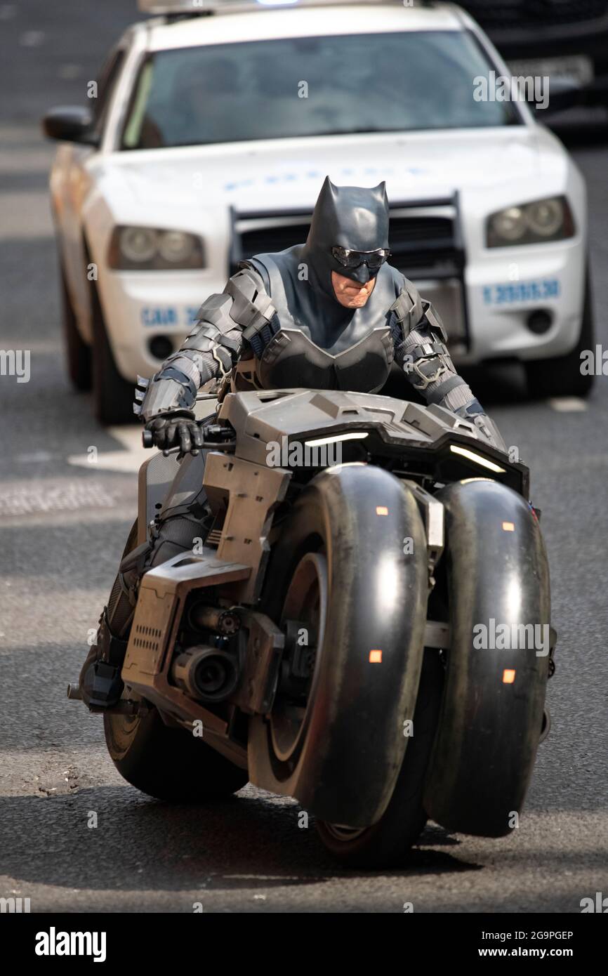 Glasgow, Scozia, Regno Unito. 27 luglio 2021. NELLA FOTO: Scene del nuovo film The Flash che mostra batman stunt double sul set del film nel centro di Glasgow City Centre. Il nuovo campione d'incassi di Hollywood ha scelto il Glasgow City Centre per i suoi edifici dall'aspetto americano. Credit: Colin Fisher/Alamy Live News Foto Stock