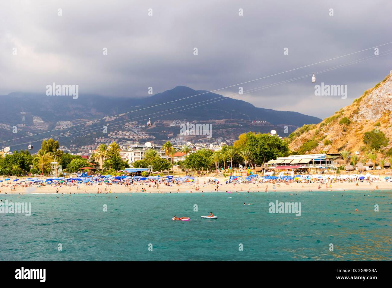 Turchia, Alanya, Cleopatra spiaggia - 30 agosto 2017: Panorama della spiaggia sullo sfondo delle montagne, vista dal mare. Foto Stock