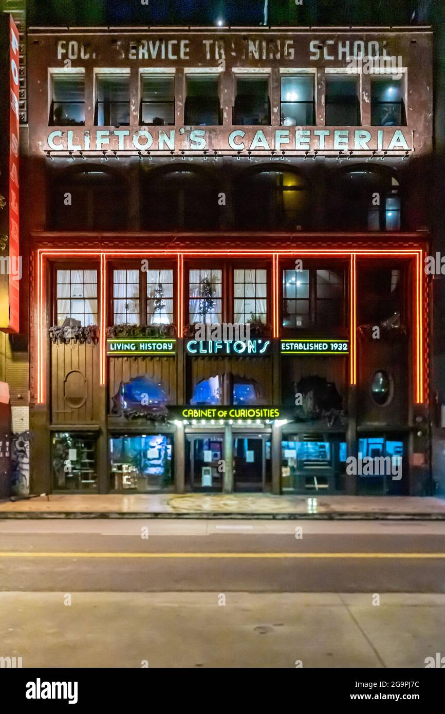 Il fronte della caffetteria Clifton si illuminò di notte; era il ristorante in stile caffetteria più antico di Los Angeles prima di essere chiuso nel 2018; 648 S Broadway, LA, CA Foto Stock