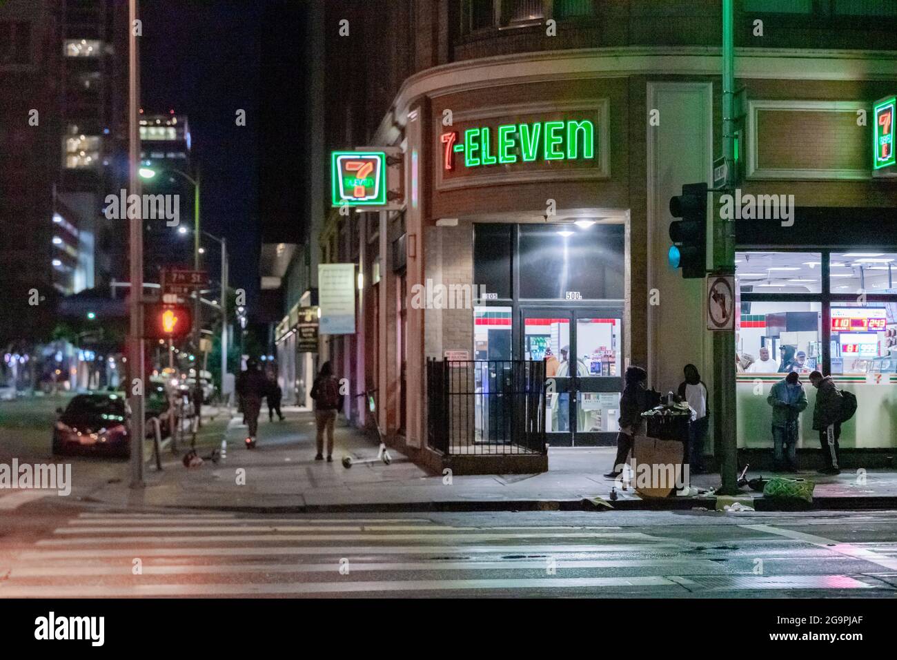 7-Eleven negozio illuminato di notte, 500 W. 7th Street, Downtown Los Angeles, California, Stati Uniti. Foto Stock