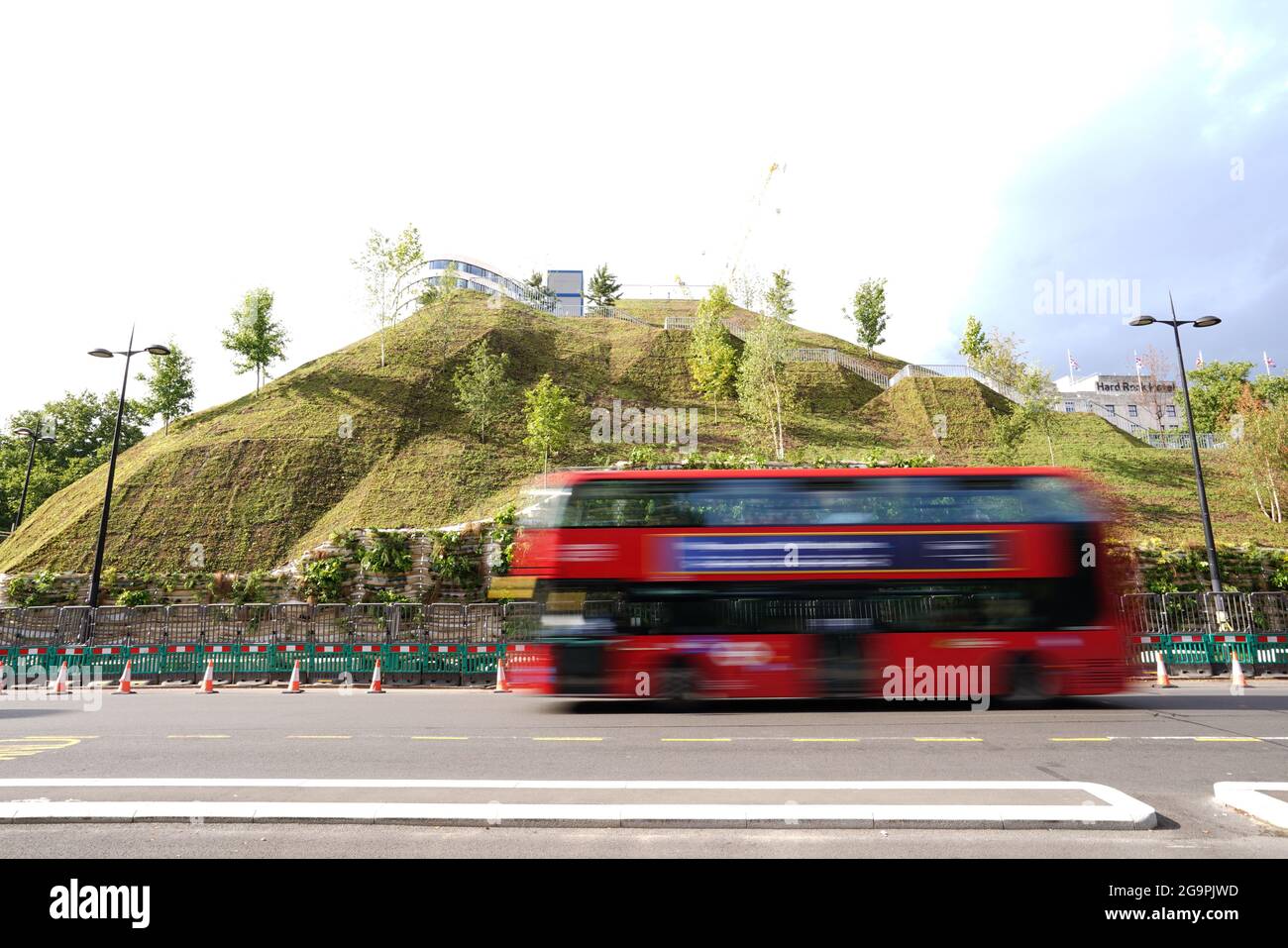 Il Marble Arch Mound nel centro di Londra che ha aperto al pubblico. La cima del nuovo impianto, alto 25 metri, offrirà ampie vedute di Hyde Park, Mayfair e Marylebone quando si aprirà al pubblico a luglio. La collina artificiale è stata costruita su una base di ponteggi, con strati di terreno e compensato che formano il tumulo che ha un centro cavo con spazio per mostre e mostre. Data immagine: Martedì 27 luglio 2021. Foto Stock