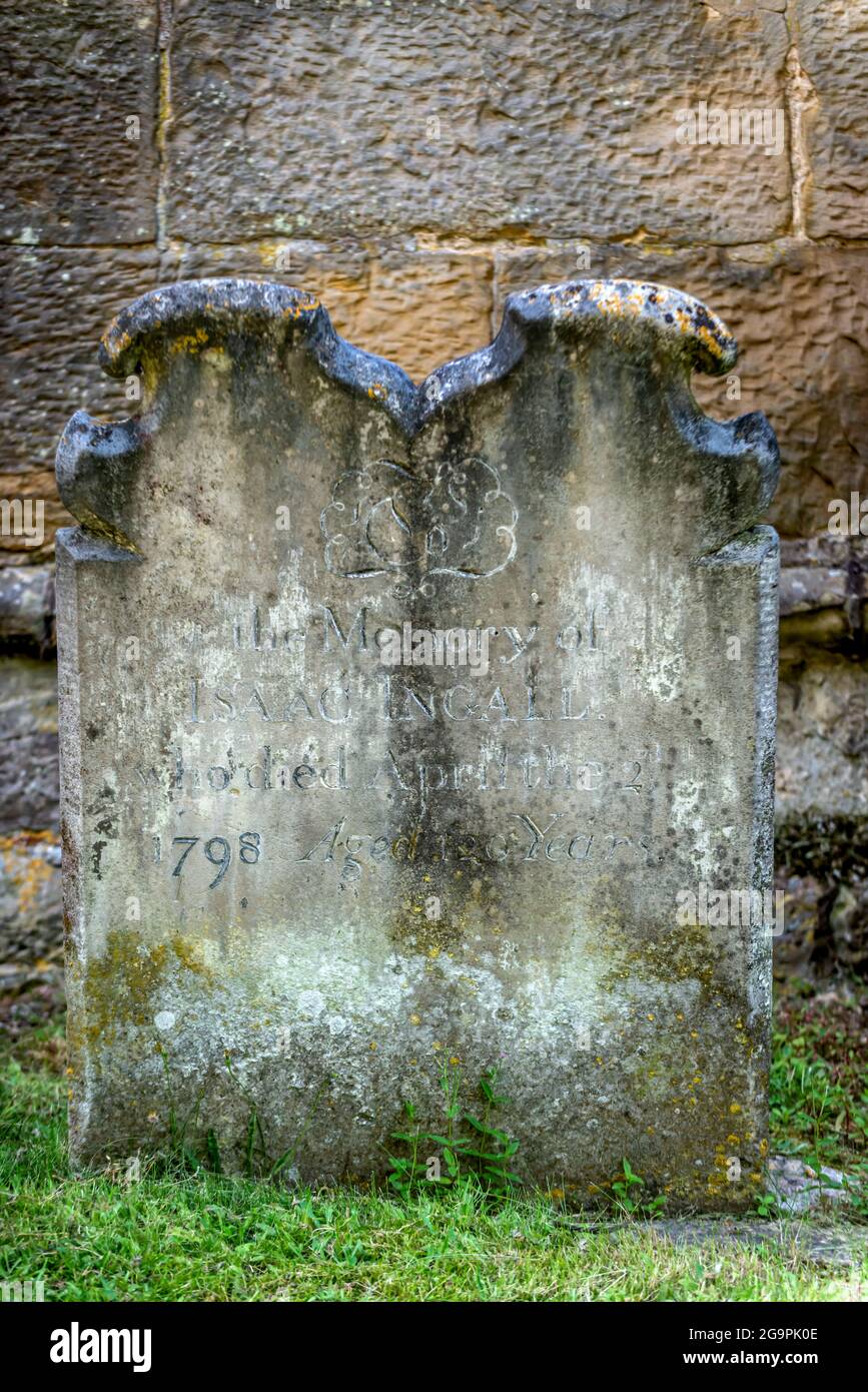 Battaglia, 2021 luglio: La lapide di Isacco Ingall, 120 anni, che morì nel 1798, nella Chiesa Parrocchiale di Santa Maria Vergine in Battaglia nel Sussex Est Foto Stock