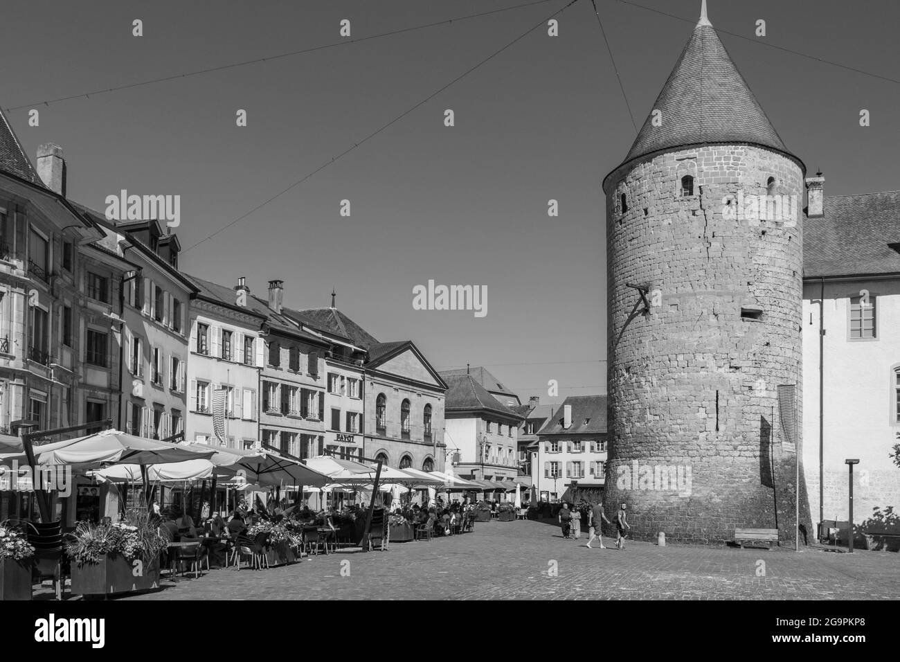 Yverdons-les-bains, Svizzera - 11 luglio 2021: Facciate storiche e torre Foto Stock