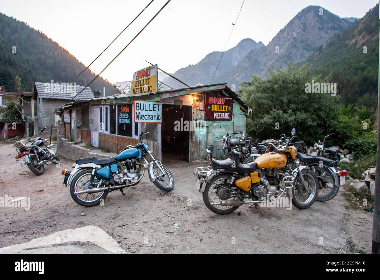 Gita in motocicletta in India a Parvati Valley Manikaran Foto Stock