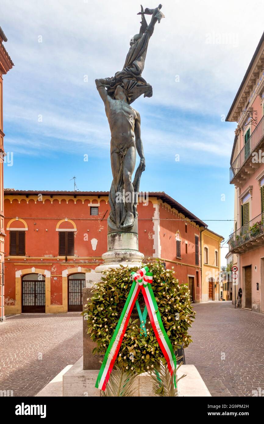 Monumento alla resistenza' dedicato al partigiano Francesco Martella in  Piazza Martella, Atri, Italia Foto stock - Alamy