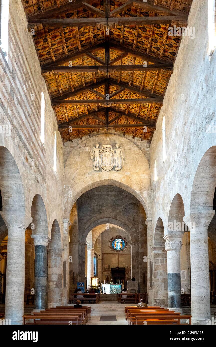 Vista della navata centrale della Cattedrale di Teramo, Italia Foto Stock
