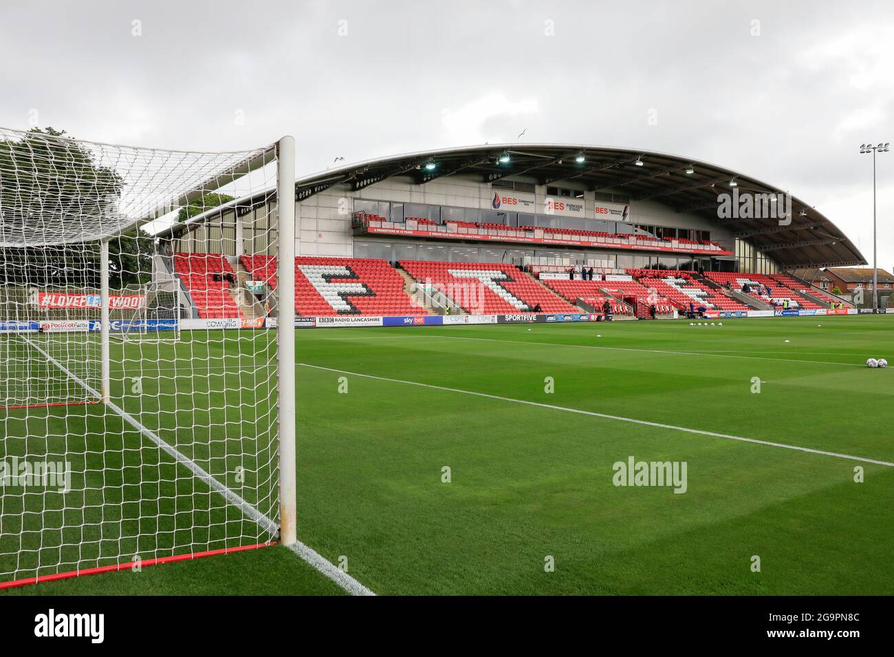 Vista interna dell'Highbury Stadium, sede della città di Fleetwood Foto Stock