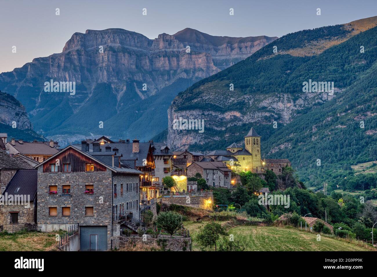 Il bellissimo villaggio di Torla nei Pirenei sculacciati di notte Foto Stock